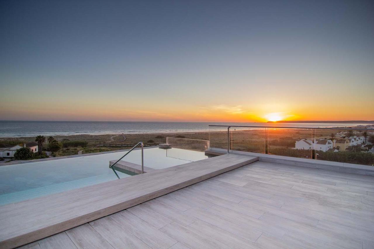Zahara Beach & Spa By Qhotels - Adults Recommended サアラ・デ・ロス・アトゥネス エクステリア 写真 Sunset at the beach