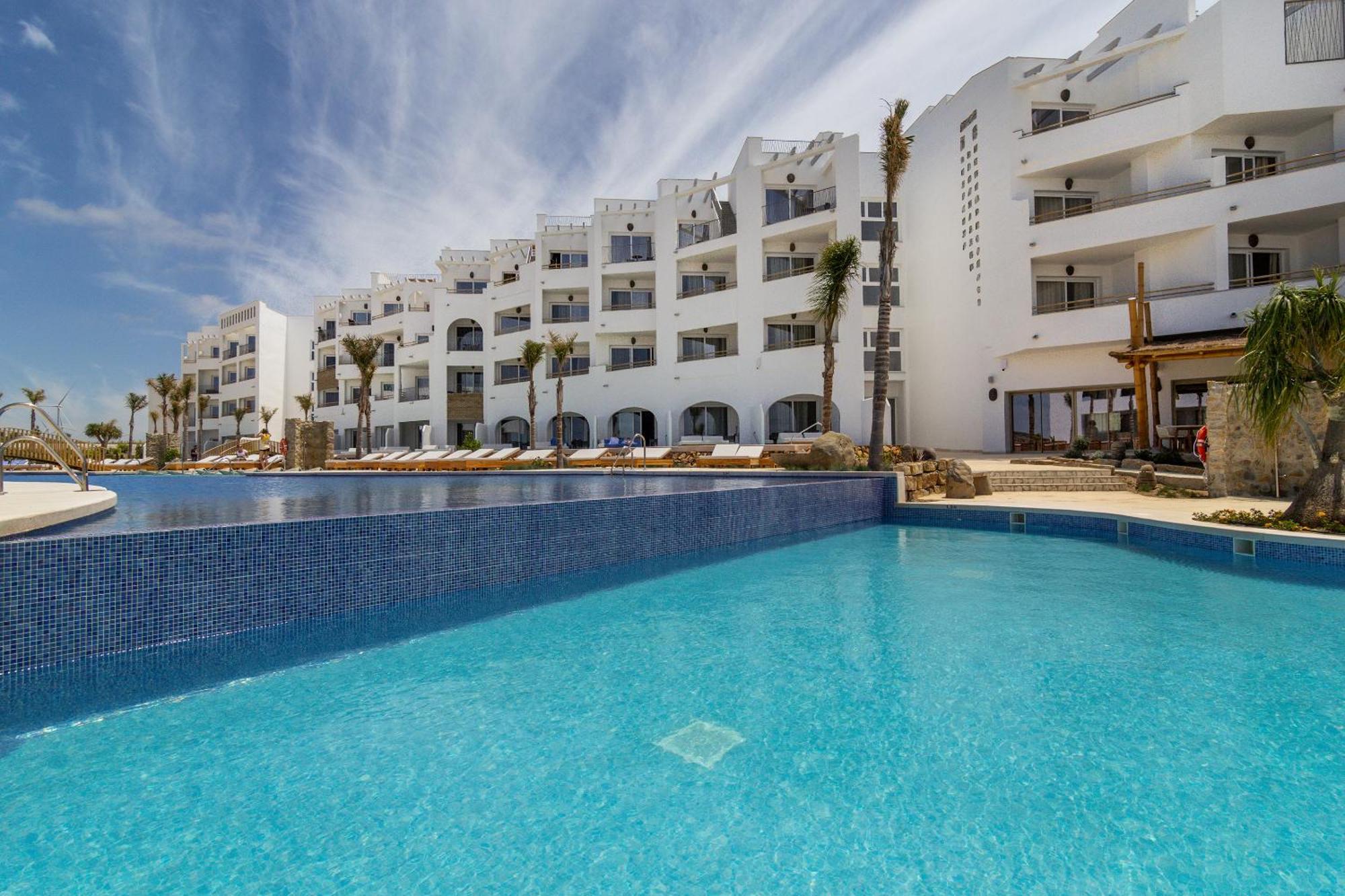 Zahara Beach & Spa By Qhotels - Adults Recommended サアラ・デ・ロス・アトゥネス エクステリア 写真