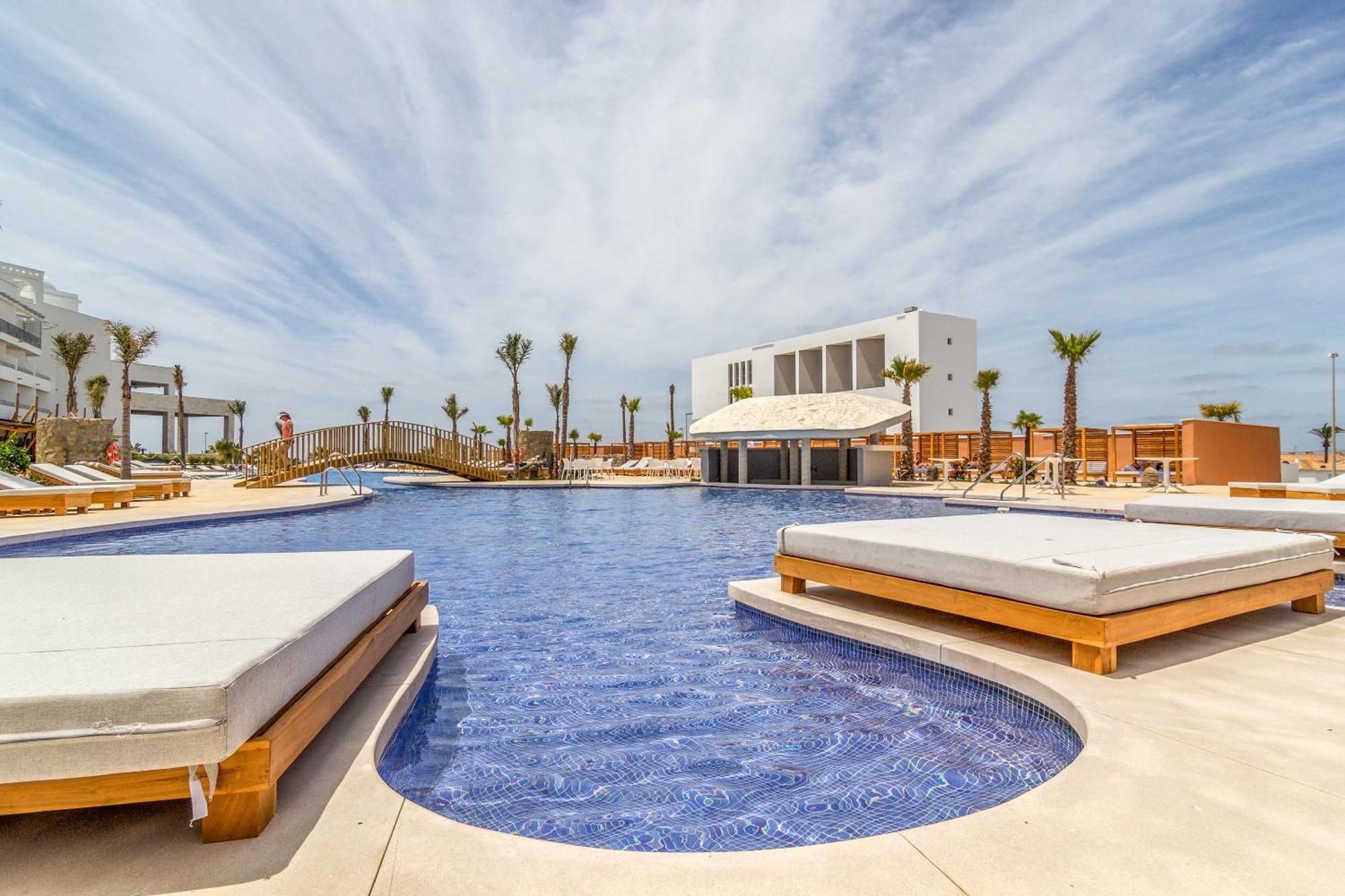 Zahara Beach & Spa By Qhotels - Adults Recommended サアラ・デ・ロス・アトゥネス エクステリア 写真 The swimming pool at the hotel