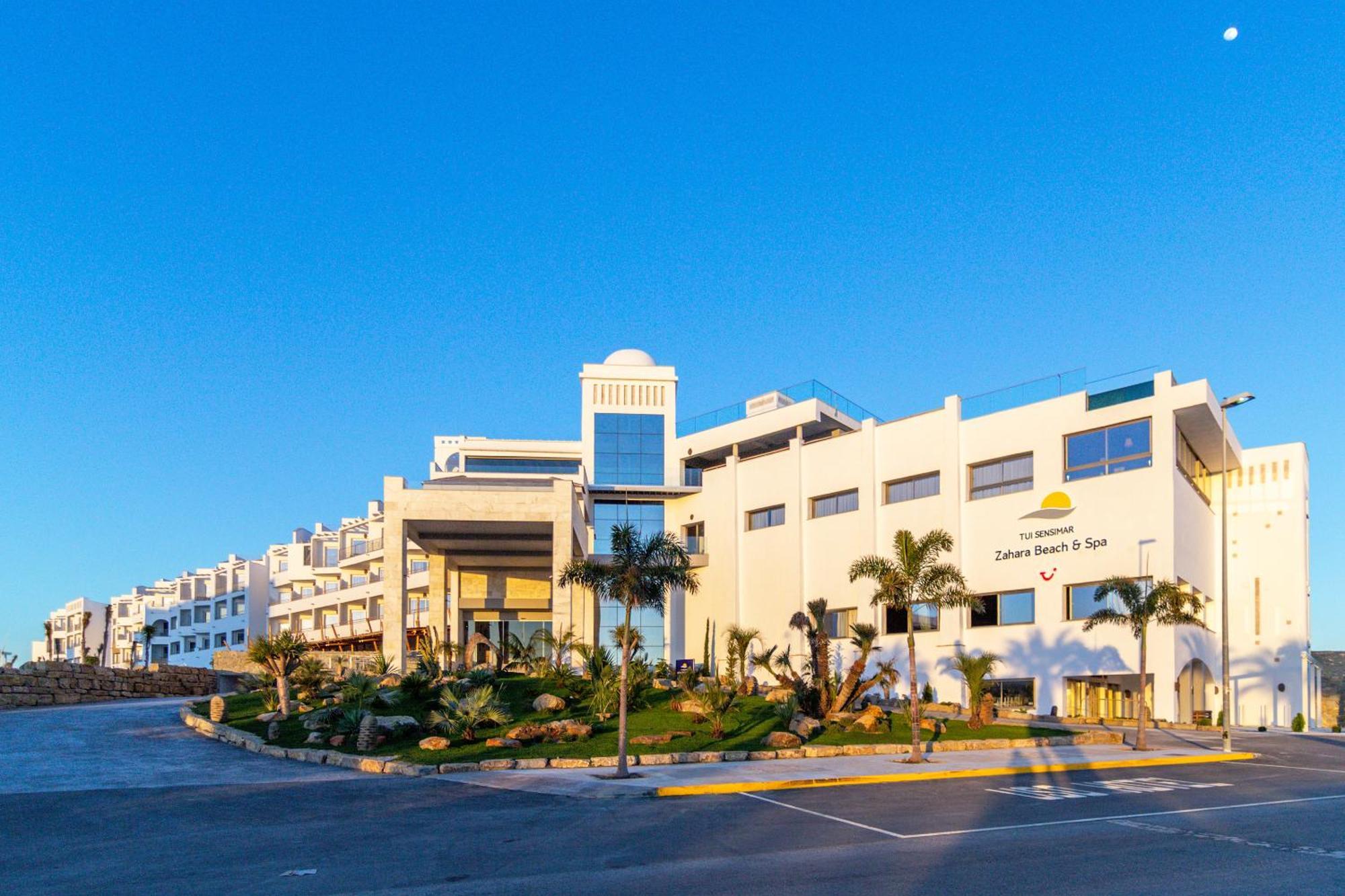 Zahara Beach & Spa By Qhotels - Adults Recommended サアラ・デ・ロス・アトゥネス エクステリア 写真 The mall at sunset