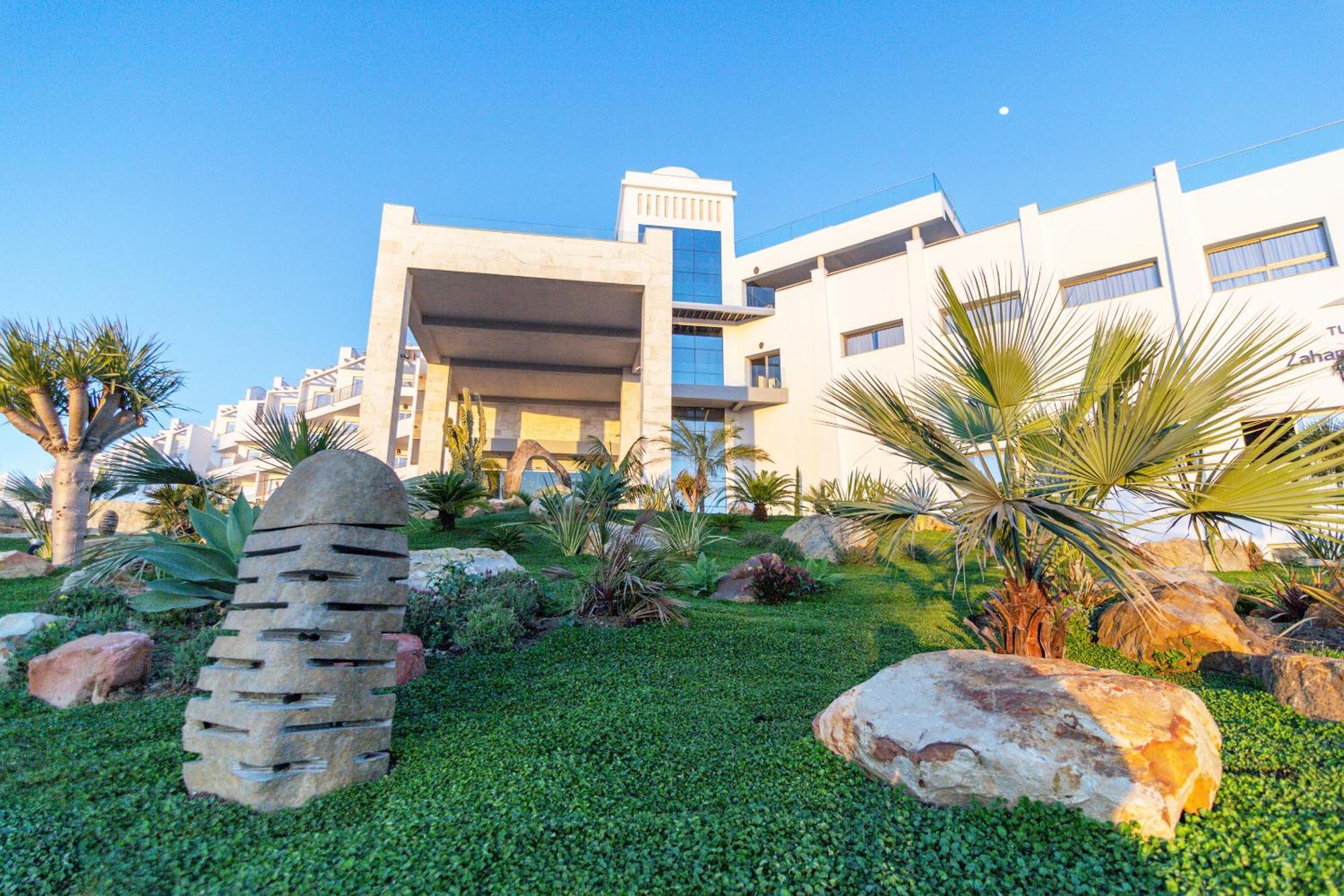 Zahara Beach & Spa By Qhotels - Adults Recommended サアラ・デ・ロス・アトゥネス エクステリア 写真 The main building of the university