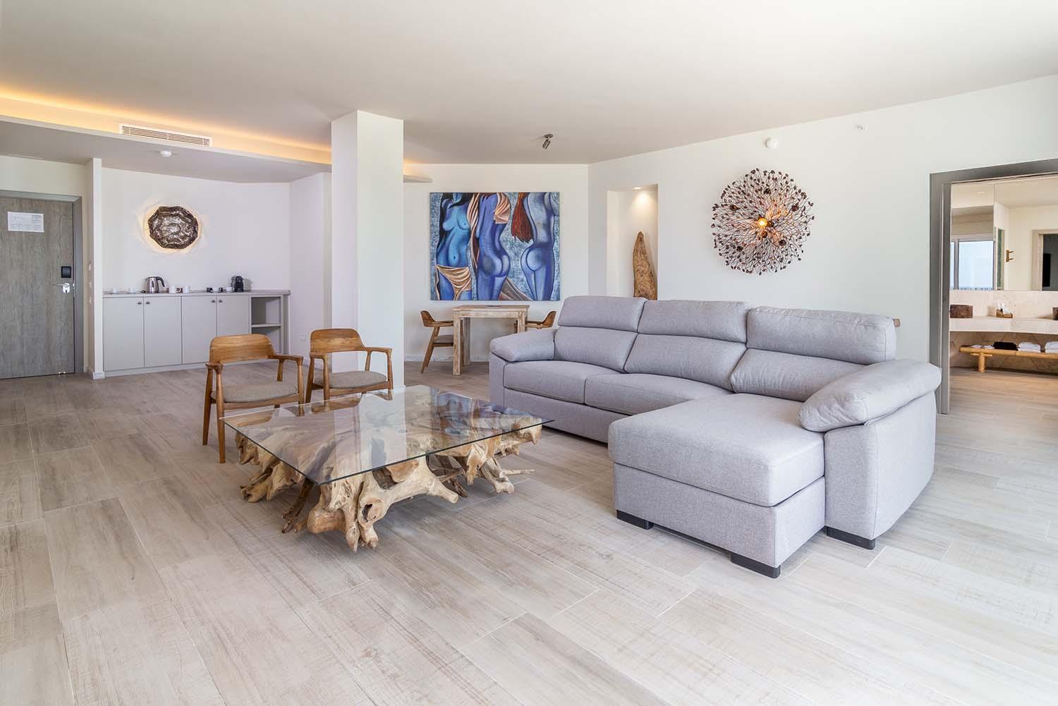 Zahara Beach & Spa By Qhotels - Adults Recommended サアラ・デ・ロス・アトゥネス 部屋 写真 Interior of a suite at the hotel