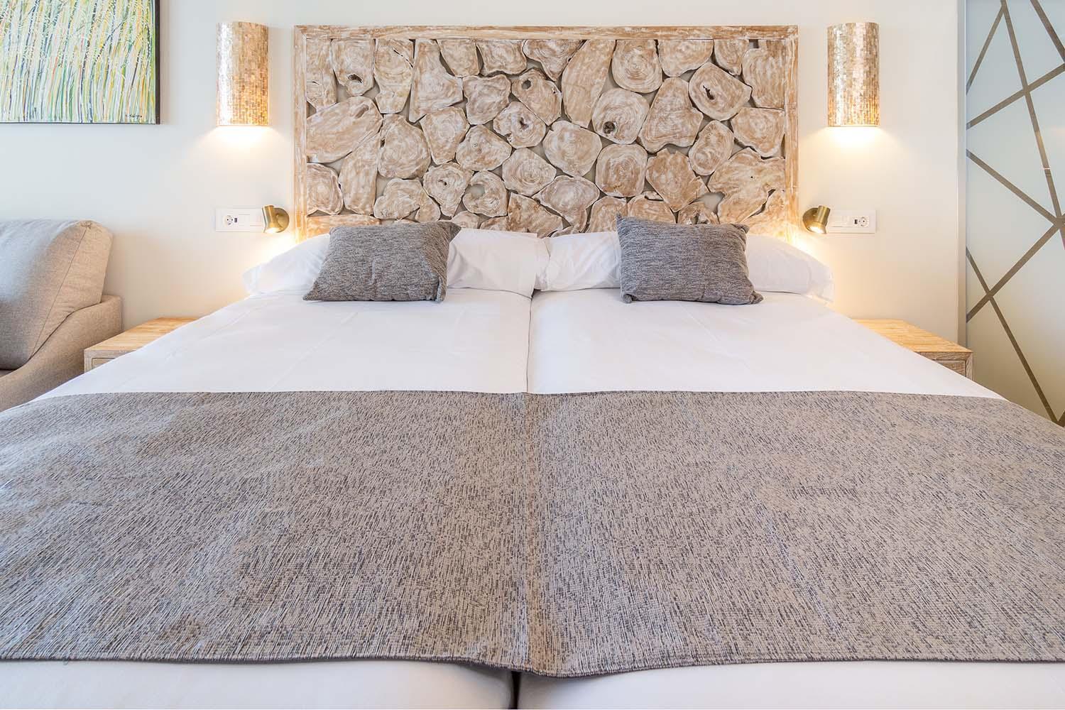 Zahara Beach & Spa By Qhotels - Adults Recommended サアラ・デ・ロス・アトゥネス 部屋 写真 A bed with a bed valance