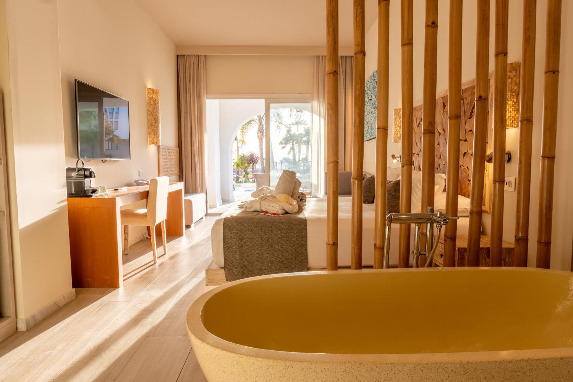 Zahara Beach & Spa By Qhotels - Adults Recommended サアラ・デ・ロス・アトゥネス エクステリア 写真 Deluxe Room