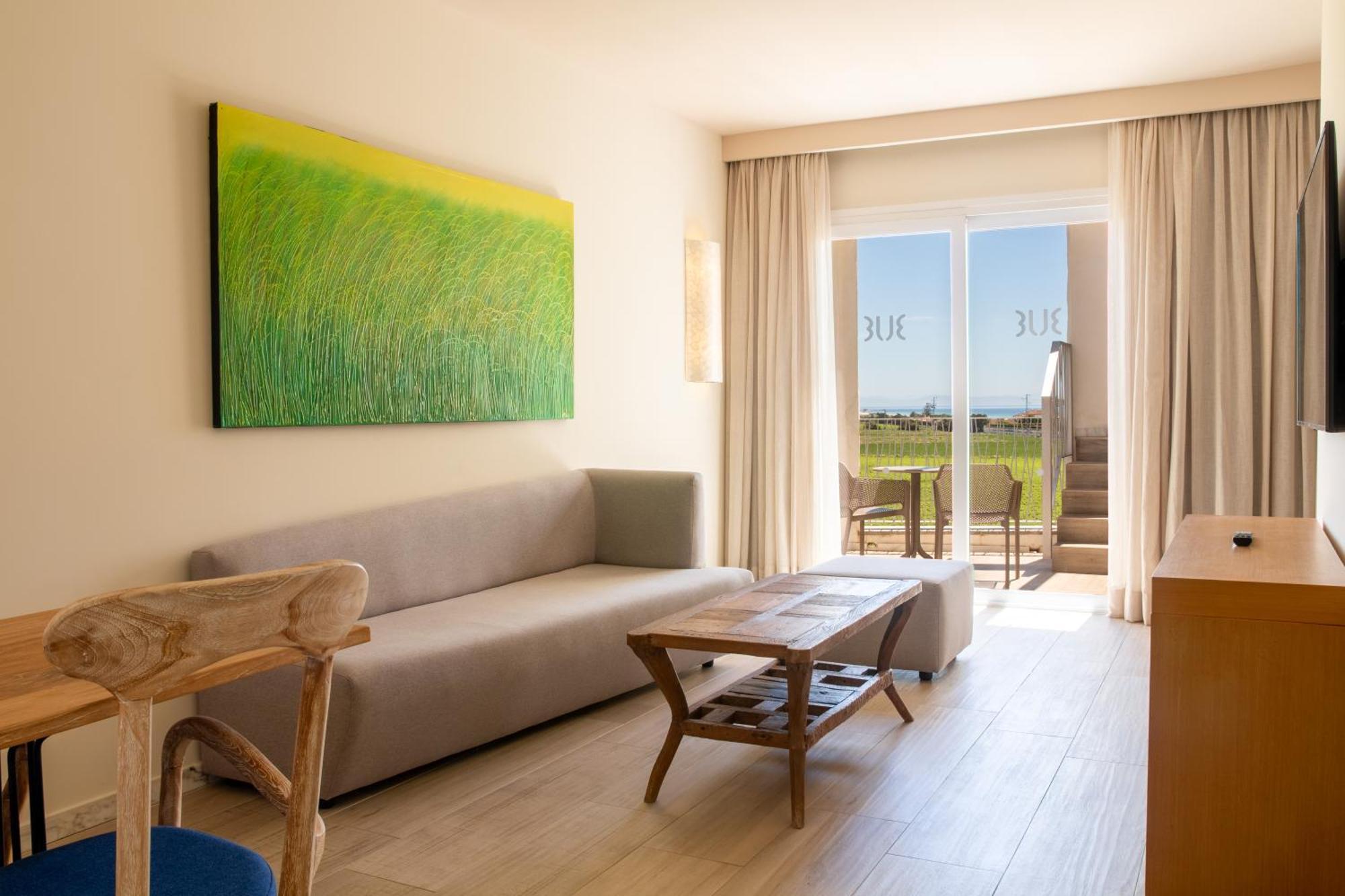 Zahara Beach & Spa By Qhotels - Adults Recommended サアラ・デ・ロス・アトゥネス エクステリア 写真 A living room in a hotel