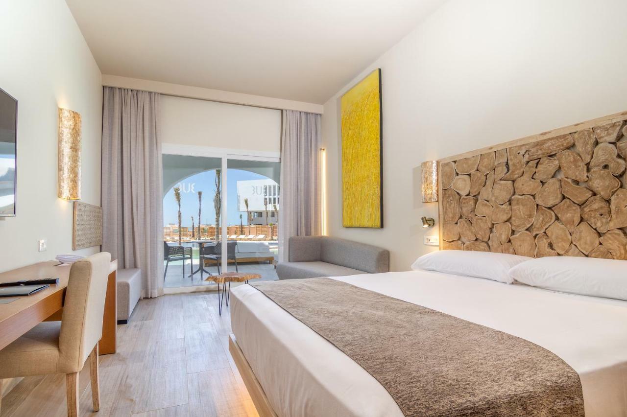 Zahara Beach & Spa By Qhotels - Adults Recommended サアラ・デ・ロス・アトゥネス エクステリア 写真 A room at the hotel