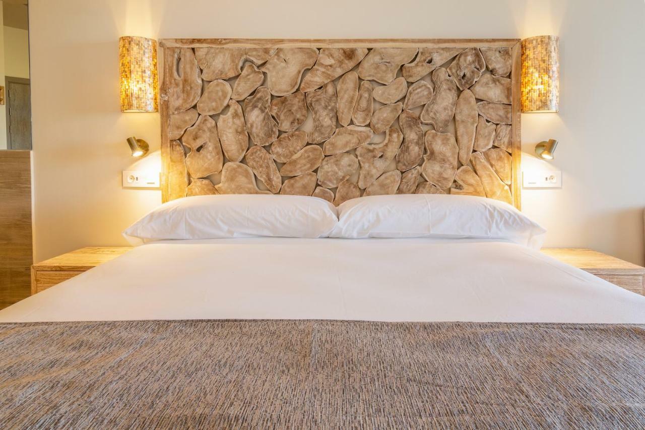 Zahara Beach & Spa By Qhotels - Adults Recommended サアラ・デ・ロス・アトゥネス エクステリア 写真 A bed with a headboard