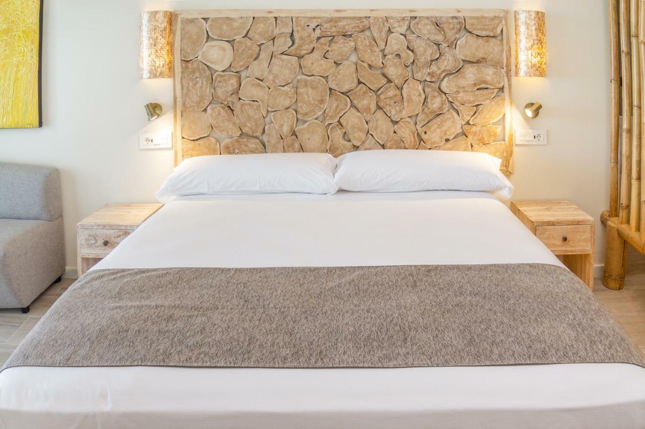Zahara Beach & Spa By Qhotels - Adults Recommended サアラ・デ・ロス・アトゥネス エクステリア 写真 A bed with a bed runner