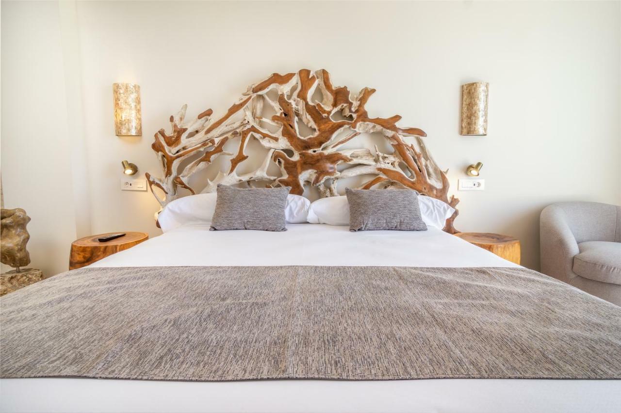 Zahara Beach & Spa By Qhotels - Adults Recommended サアラ・デ・ロス・アトゥネス エクステリア 写真 A bed with a wooden headboard